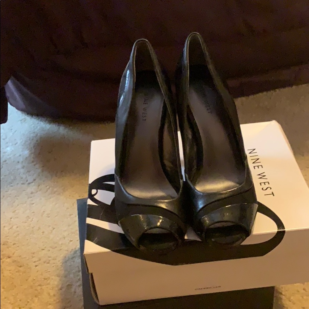 Nine West size 9.5 black pump peep toe